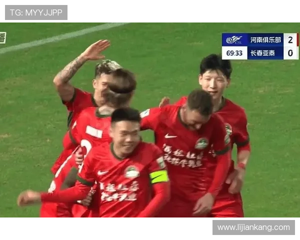 中国足球超级联赛激战正酣 头名争夺白热化 球迷热情高涨 中国足球超级联赛激战正酣 头名争夺白热化 球迷热情高涨