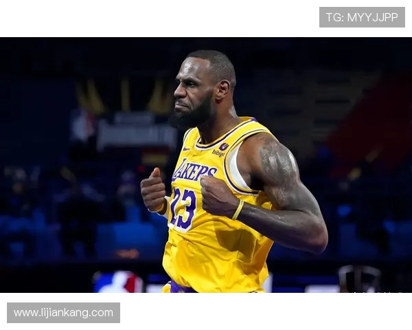 詹姆斯创历史纪录湖人迎来新赛季大胜队员表现亮眼