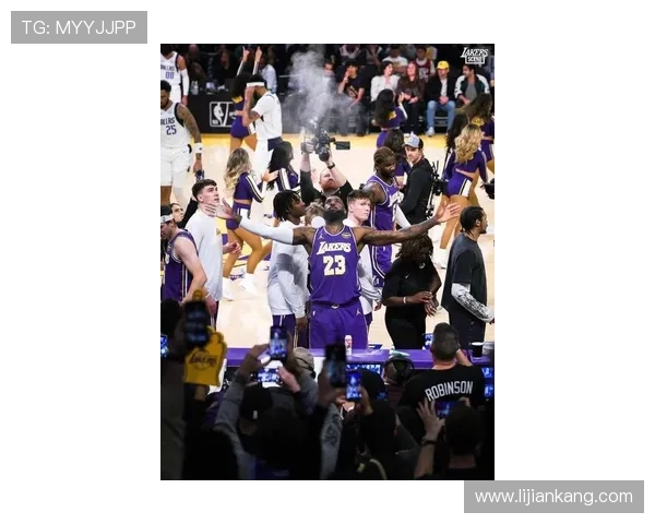 詹姆斯带领湖人关键胜利西部格局再起波澜季后赛形势引发热议